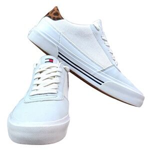 Tommy Hilfiger Mens TWEZAN 10 M White Canvas Sneakers Lepeord Print Accent